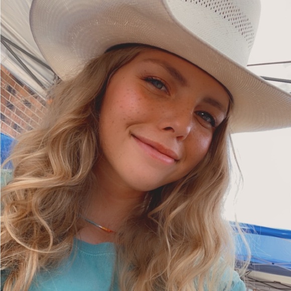 Meet your Posher, Jessica - Picture 2 of 2